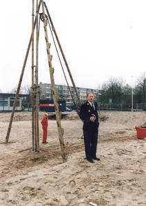 503108 Afbeelding van districtschef Oscar Dros van de gemeentepolitie Utrecht tijdens zijn toespraak bij het slaan van ...